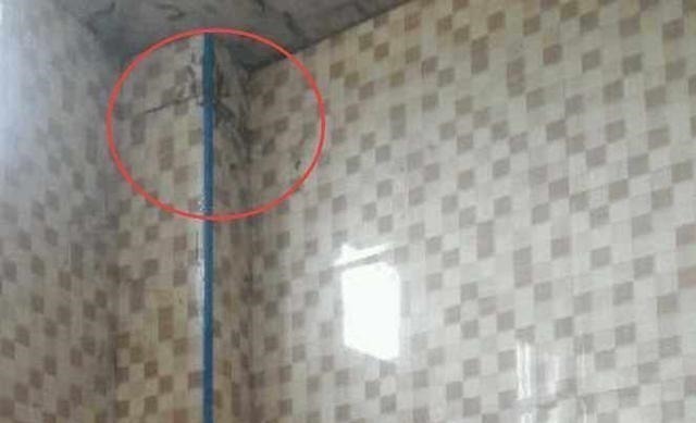 瓷砖|卫生间包水管，师傅说几块瓷砖一根卡条就能解决，简单好看又隔音！