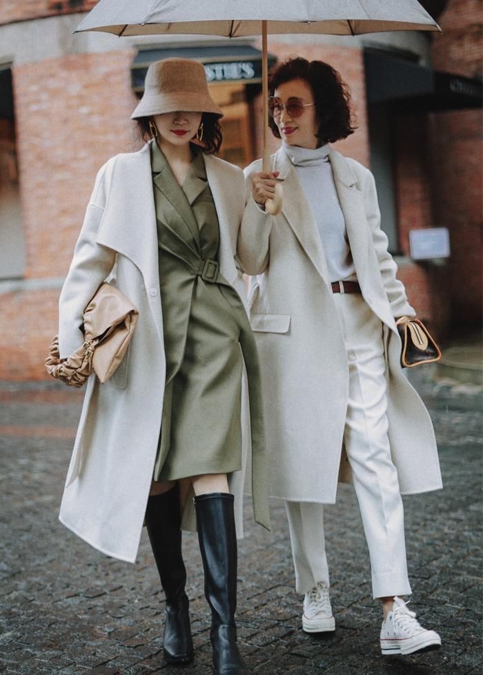 真正有品味的女人，穿大衣很少配打底裤，像三木妈妈这样搭，真美