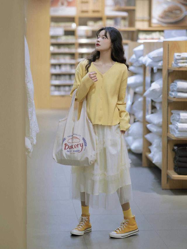 皮肤|皮肤暗黄的女生如何选衣服颜色?可以尝试这几款,让你显白还好看