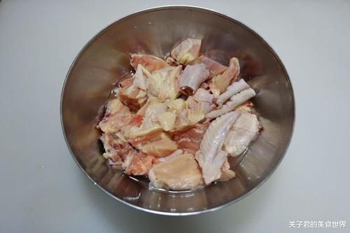  鸡肉|鸡肉吃起来的口感也非常的软嫩，把它和山药搭配在一起，分享炖鸡小技巧