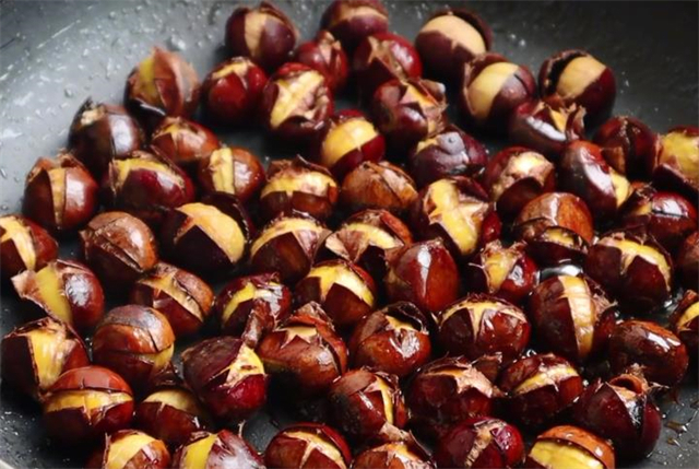 糖水|这才是板栗最好吃的做法,两个小技巧,轻松去壳又好吃,简单实用