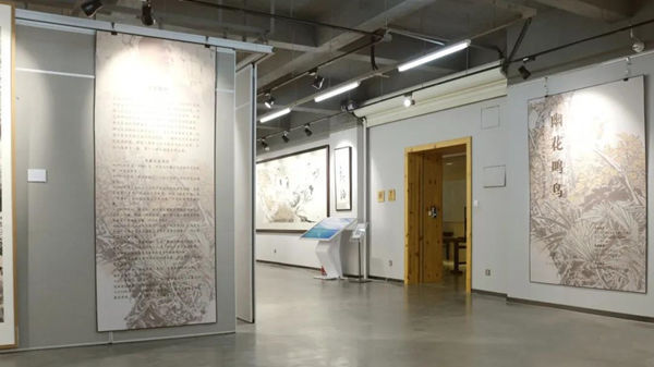 作品展!【展览现场】郑瑰玺大景花鸟画展暨中国玉雕大师作品展火热进行中