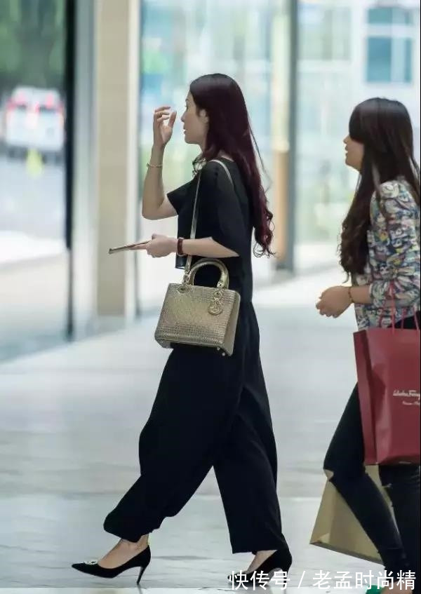 一身黑色|街拍: 逛商场的性感长发美少妇, 一身黑色阔腿裤, 贵妇气质倍增!