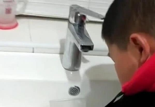 补课|宝妈发现儿子刷牙一动不动,十分钟还没刷完,走近后却忍不住泪目