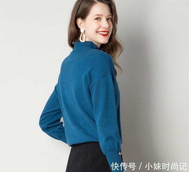 气质高雅|无意间发现,今年超流行“宝蓝色毛衣”搭短裙,气质高雅,显洋气