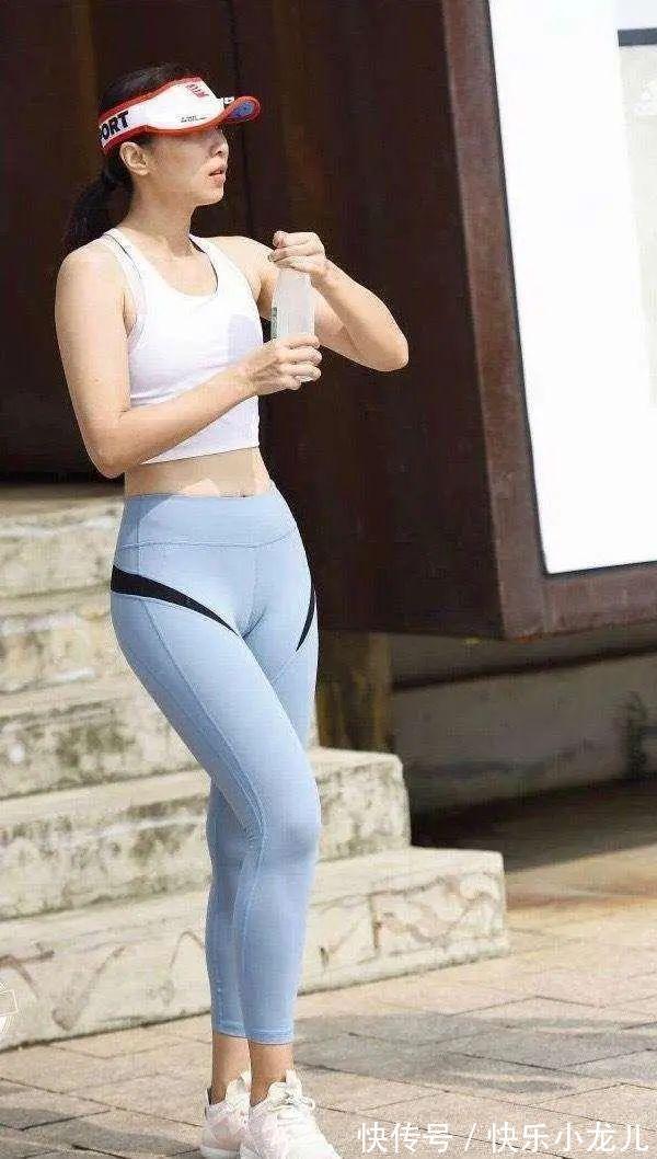 针织 白色圆领背心搭配蓝色打底裤,简约休闲,轻松拉长腿部线条