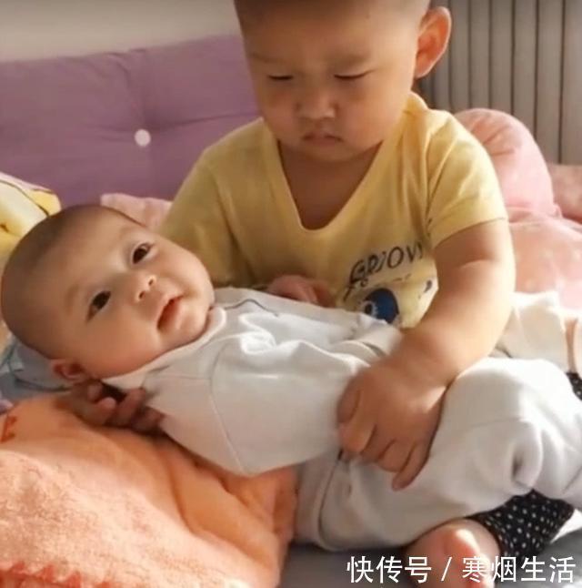 小宝|3岁哥哥哄3个月弟弟睡觉,结果把自己哄睡着了,弟弟表情生无可恋
