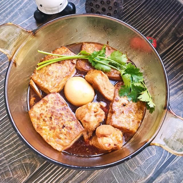 煎豆腐卤鸡翅根，豆腐吸饱了汤汁，满屋子都是香味