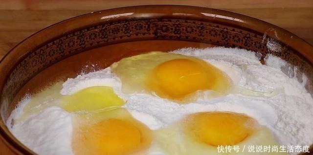 好吃|面粉里打4个鸡蛋，不用水，不油炸，比面包还好吃，上桌就抢光