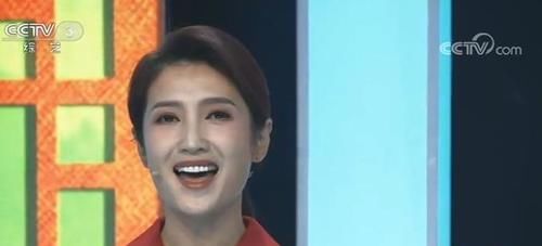 夜上海|春妮:成央视常客,CCTV-3《幸福账单》节目中又是主持又是秀唱功