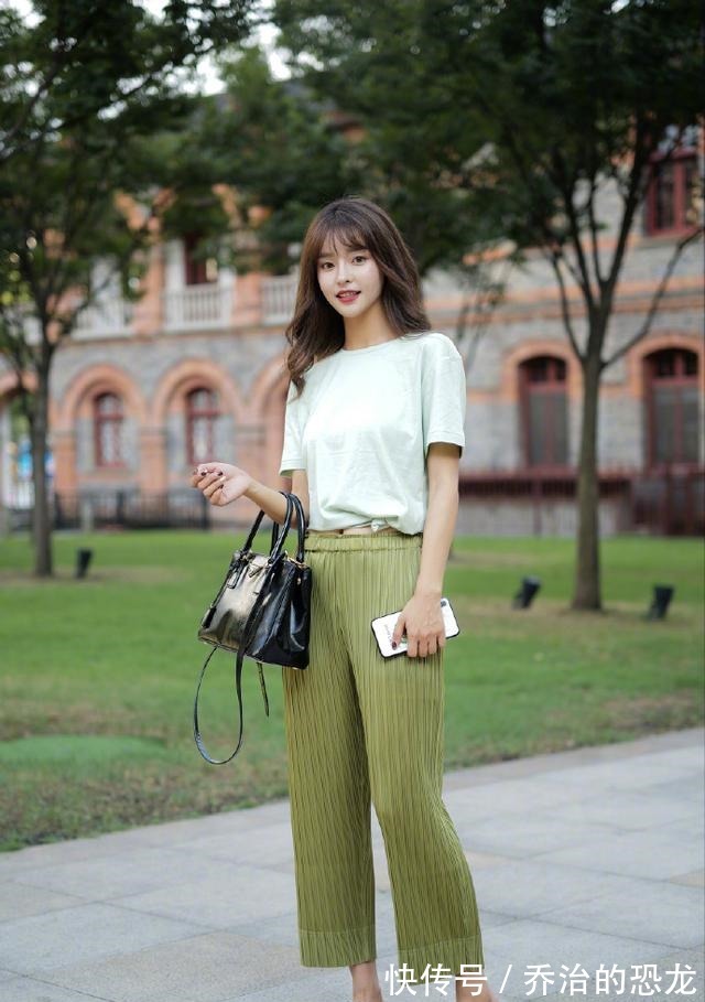 搭配 最近火了一种穿法“上下带点绿”，时髦显白，照着穿就对了！