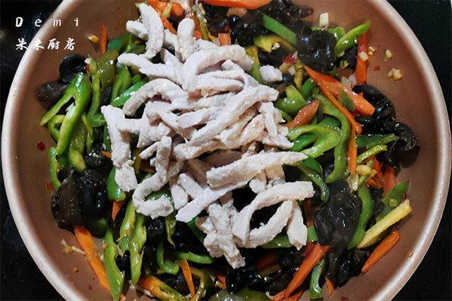 胡萝卜|鱼香肉丝的家常做法,鱼香汁记住比例43211,咸鲜酸甜刚刚好