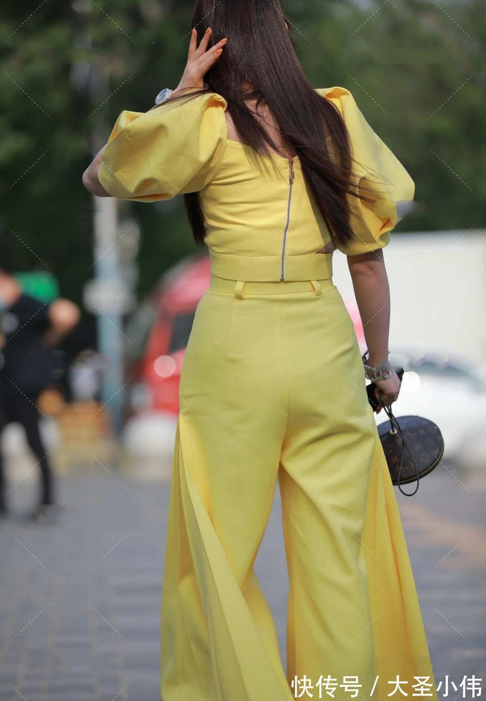 气质美女|美女街拍:看了这个气质美女,身材极好,第一次看到微胖也能这么美