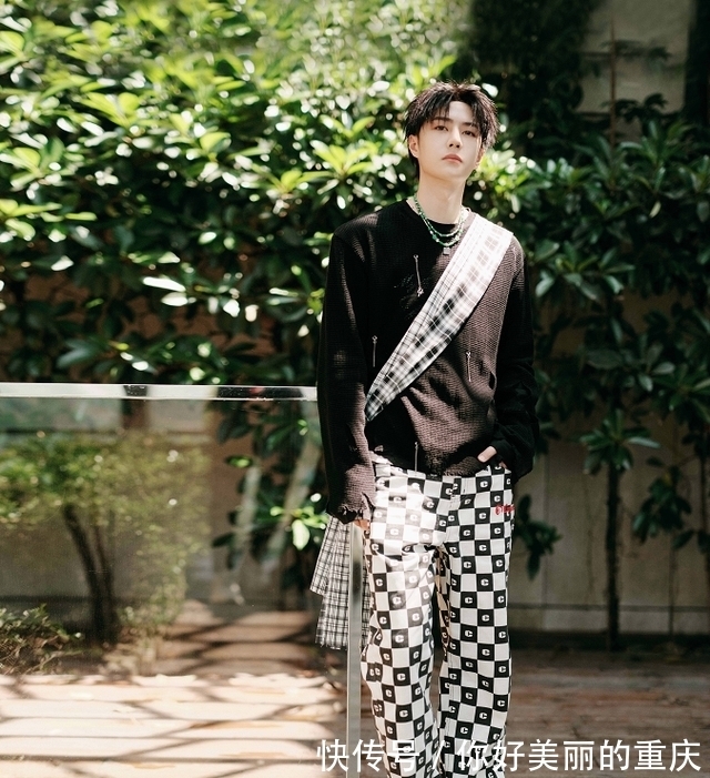 王一博《街舞4》新造型,簡約黑白色穿出高級感,嘻哈氛圍拉滿!