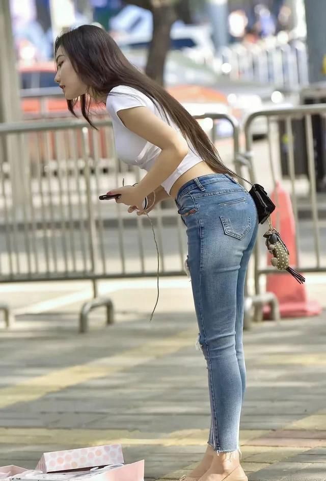 满满的|街拍美女满满的一波狗粮啊有对象就了不起啊