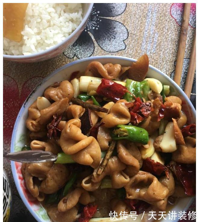 辣炒肥肠|公婆忙完庄稼又要去打工，我特意做了一桌菜送行，饭后吃的都想哭