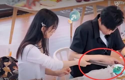 劳模|赵丽颖变中餐厅劳模，切了一下午肉，看见她拿刀的手吓了一跳