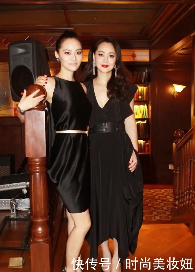 连体裤|大宋佳携女儿走红毯,穿深V挂脖连衣裙曲线优美,一点不输女儿