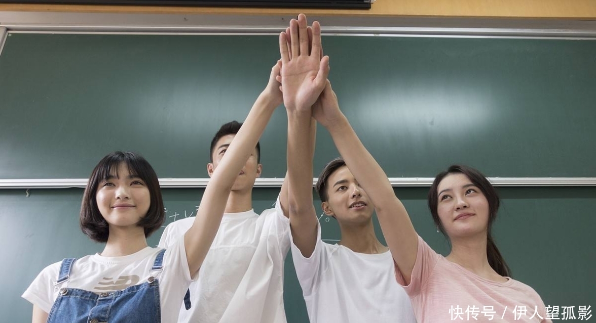 同学聚会|同学聚会，班长借钱到场的同学只有一人借了，半年后同学们后悔了