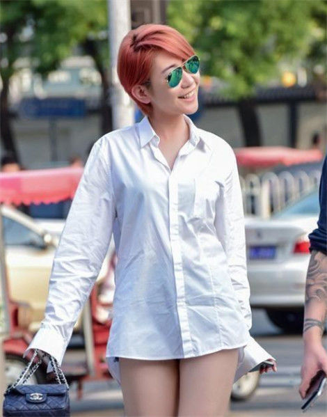 街拍吊带搭配短裙的小姐姐,肤如凝脂,秀色可餐