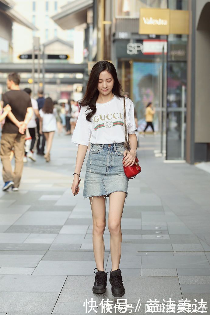 衬衣|街拍:小美女V领衬衣搭配毛边牛仔热裤,尽显纤细美腿,让人羡慕