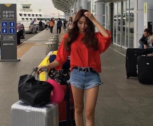 小姐姐|青春的紧身牛仔裤美女,时尚的修身穿搭,让你的腿部更加修长