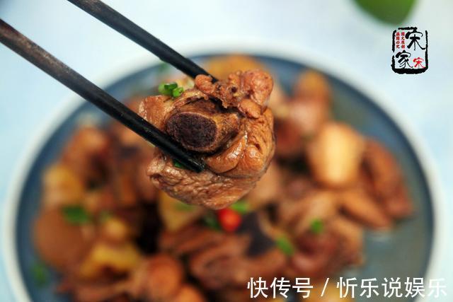 这道菜,我家隔三差五吃,简简单单焖1盘,孩子能吃2碗米饭