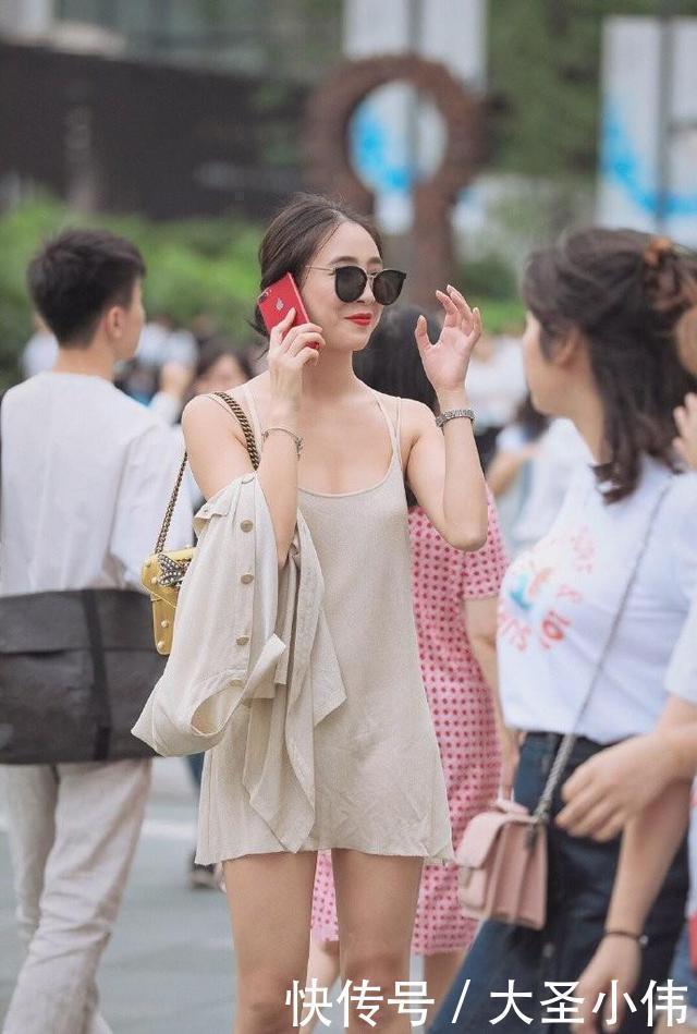 吊带裙|美女街拍为了凉快,小姐姐把吊带衫当“裙子”穿,看着还真挺像那么回事的