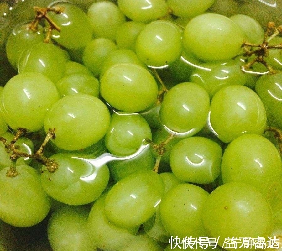 青提|对女人最好的水果,晚上当零食吃几颗,淡化皱纹,肌肤光滑细腻