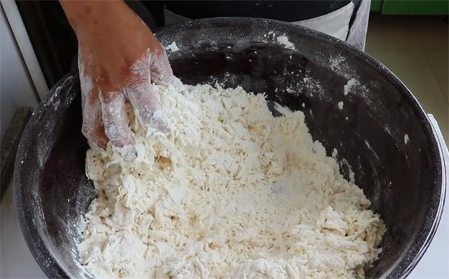 和面怎样才能做到手光、盆光、面光？详细讲解和面技巧，涨知识了