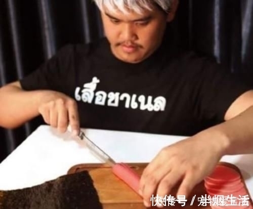 师父|泰国小哥COS炭治郎师父,仅用一根火腿神还原,成品一出当场跪了