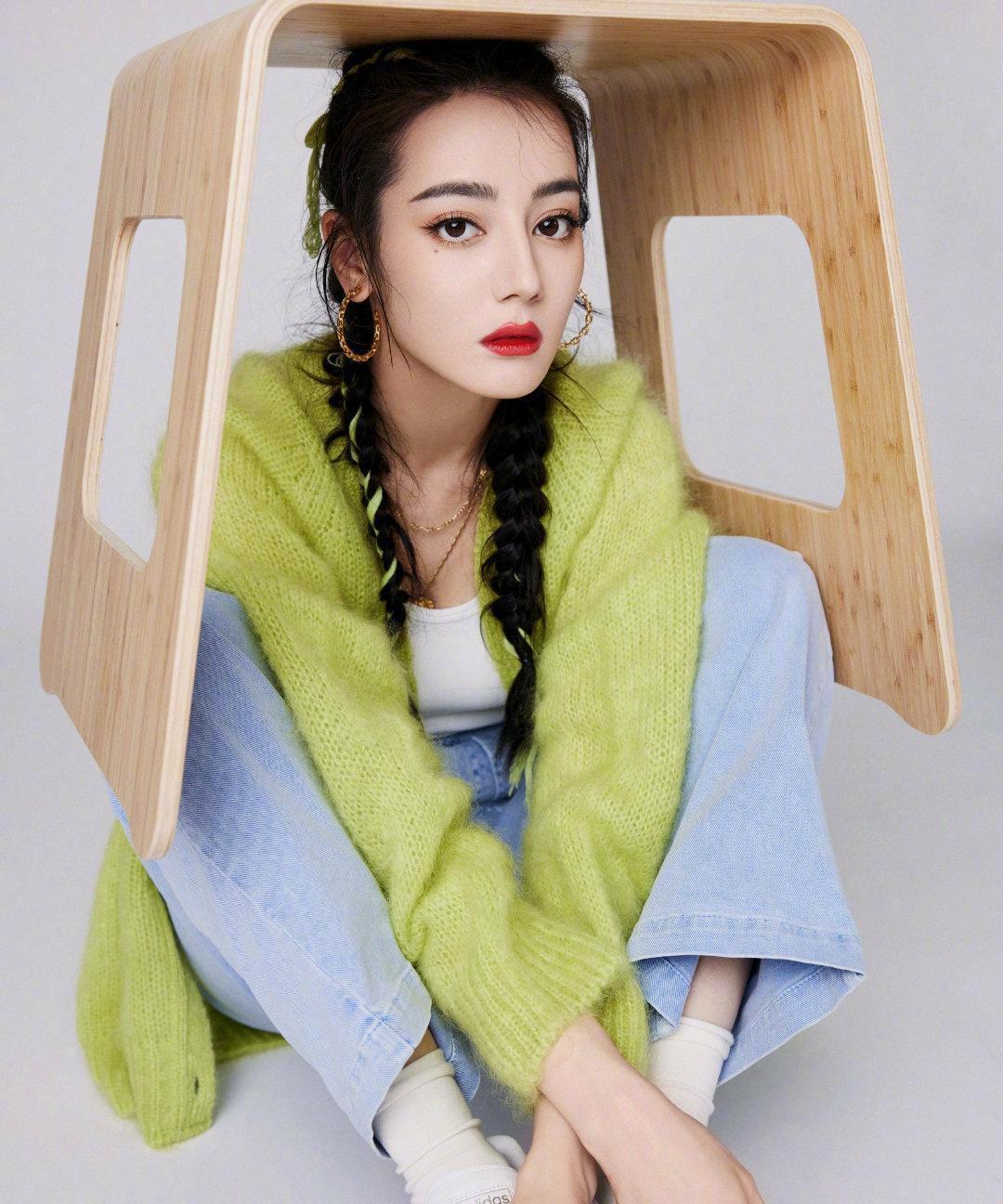 洋气|迪丽热巴扎麻花辫真洋气,绿色开衫配阔腿牛仔裤,女神范儿十足