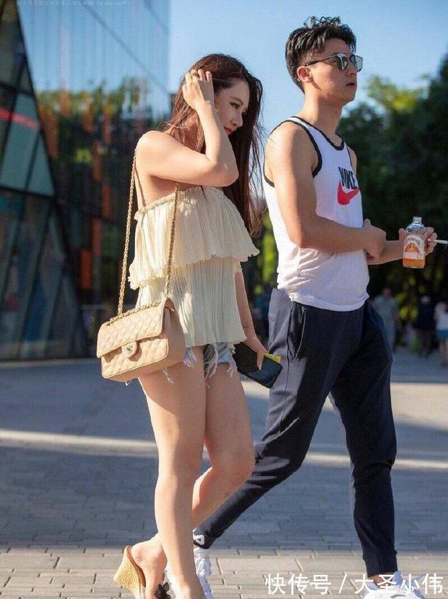 妹子|美女街拍:清爽的妹子陪阳光的男孩,裙子等短款搭配至关重要!