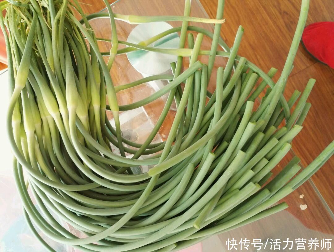 爱吃蒜苔的人，“绿头”和“红头”要分清楚，不懂就买会吃大亏