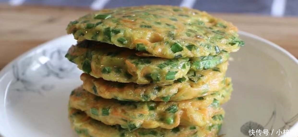 胡萝卜韭菜煎饼,简单又快速,营养又美味,早上别忘记吃饭哦~