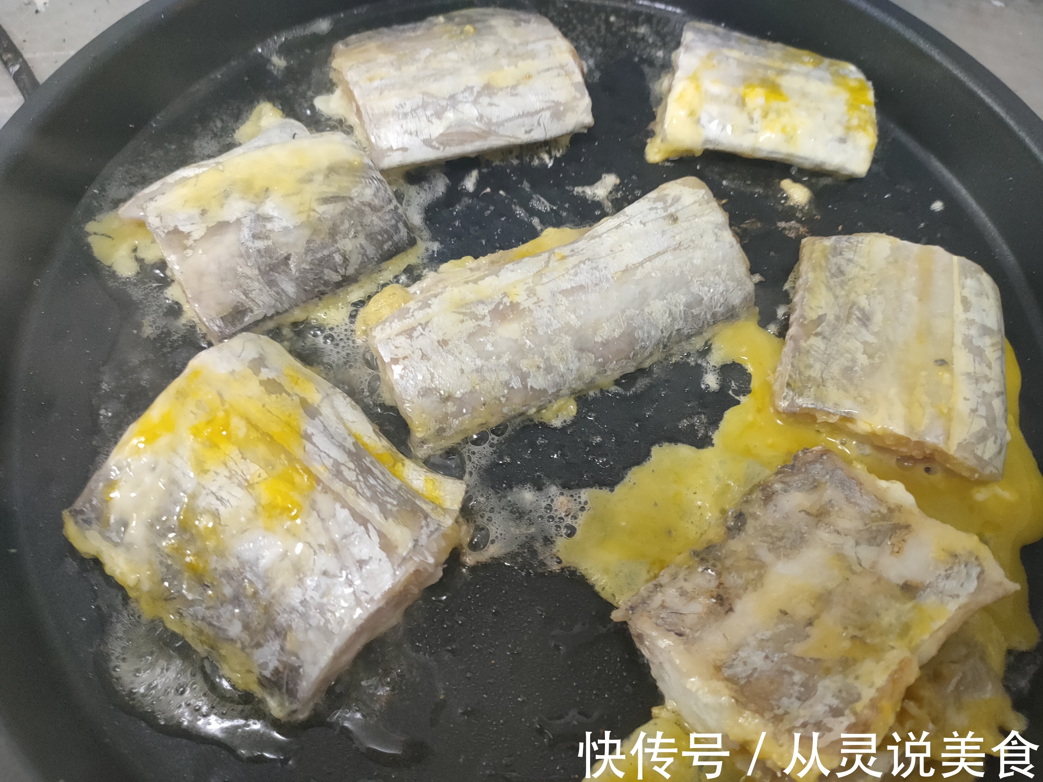煎带鱼时,别再放面粉了,教你多加2味,带鱼外酥里嫩