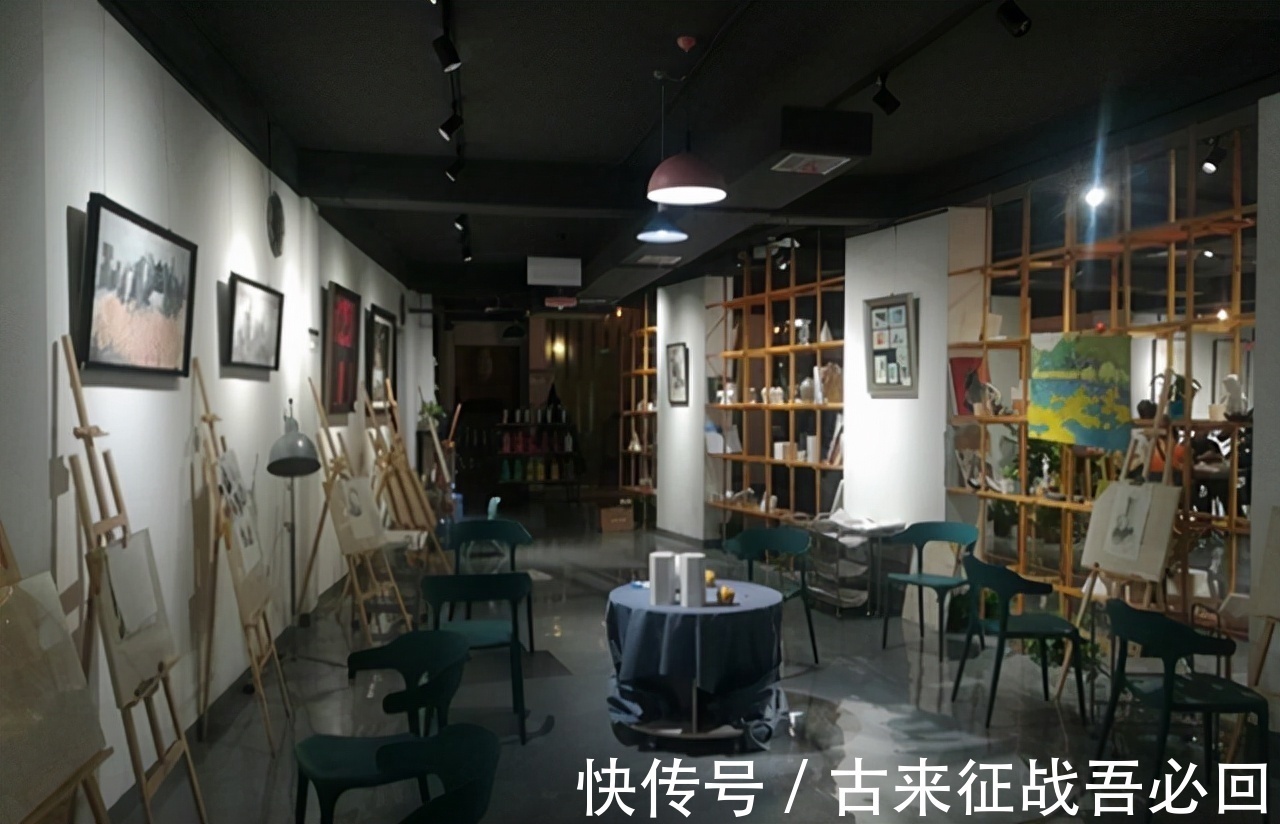 画作#“疯子画家”瘫痪后用左手画画,年近70岁收废品,称一生愧对儿子