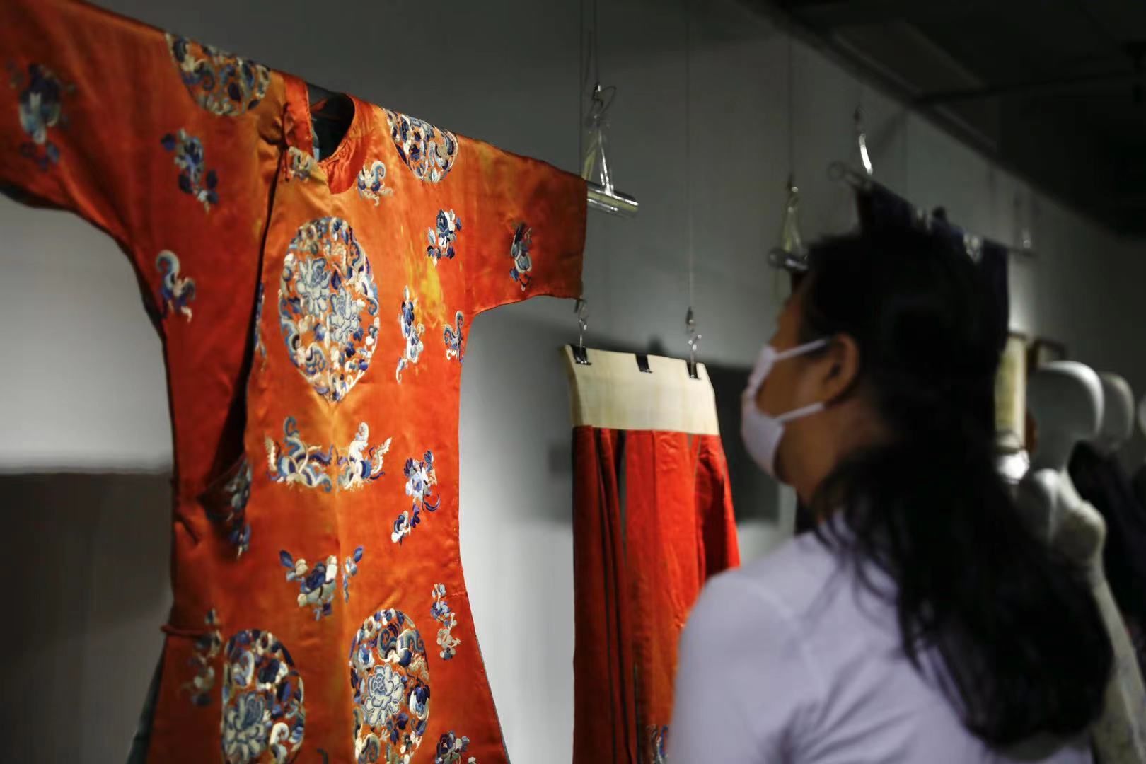 汉族@惊艳!“寸锦寸金”的云锦、“玲珑五色”的苏绣等非遗技艺碰撞现代设计,“国风”大展在东华大学开幕