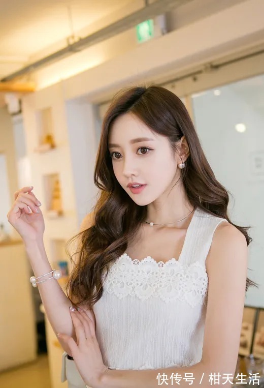 孙允珠#美图欣赏:孙允珠,象牙色蕾丝刺绣清爽初夏吊裙