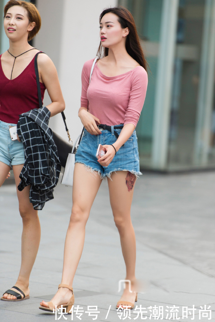穿搭|身材婀娜的小姐姐,穿着松散的服装也藏不住好身材,有点任性!