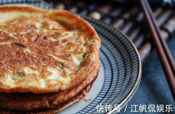 教你做洋葱煎蛋饼，比韭菜蛋饼好吃，当早餐最合适