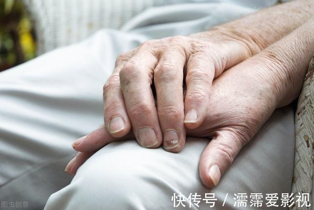 老年痴呆症|老人如何预防老年痴呆?营养师:4类食物要少吃,可能加速衰老