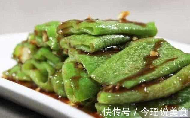 做虎皮青椒时，青椒下锅煎之前，多加一个步骤，做出来更美味