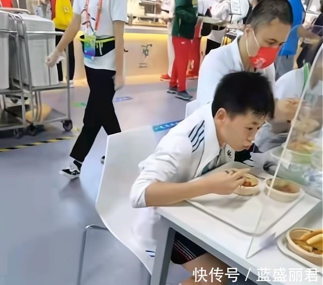 全运会|全红婵获赠蛋糕乐开花!红姐连声说谢谢,队医随后举动令红姐生气!