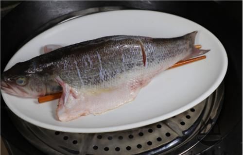 清蒸鲈鱼，有人放生抽和有人放蒸鱼豉油，都不对！这才是正确做法