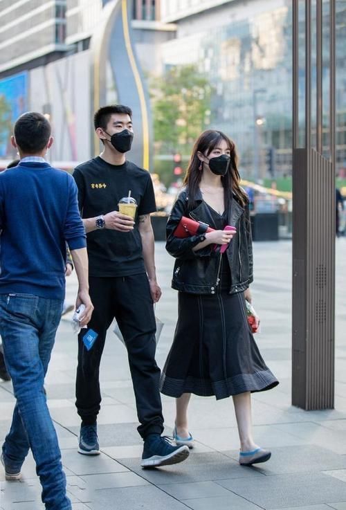 美女穿网纱拼接的短裤，身材显得更加的完美