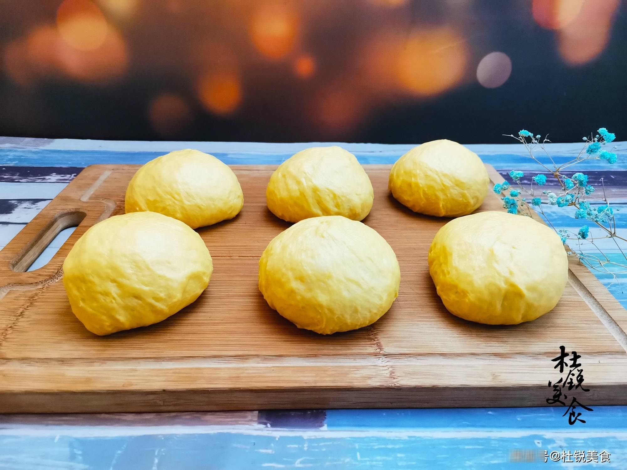 做吐司,冬季别再用水和面,加入南瓜,吐司金黄拉丝,家人喜欢