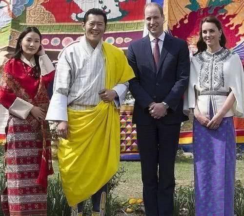 凯特入乡随俗，穿不丹传统服饰优雅大气，一旁的不丹王后反显拘谨