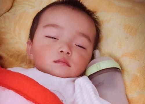 宝宝|“抱着睡得香,放下立刻醒”,许多宝妈无法应对,快看看这么做