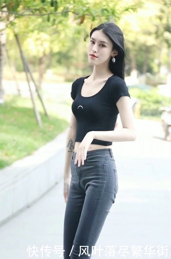 高冷的小姐姐,身穿T恤+牛仔裤,满屏长腿看呆旁边的男生
